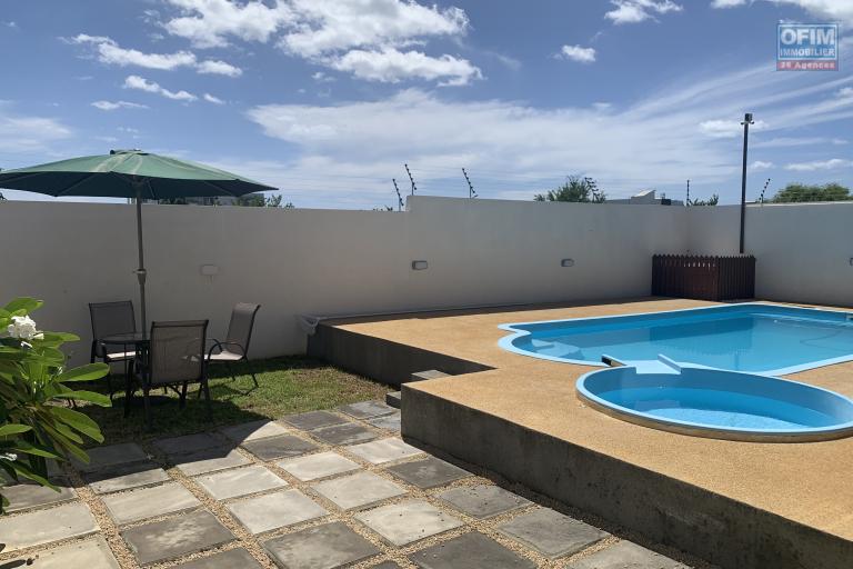 Flic en Flac à louer belle et récente villa 4 chambres avec piscine située dans un quartier résidentiel au calme.