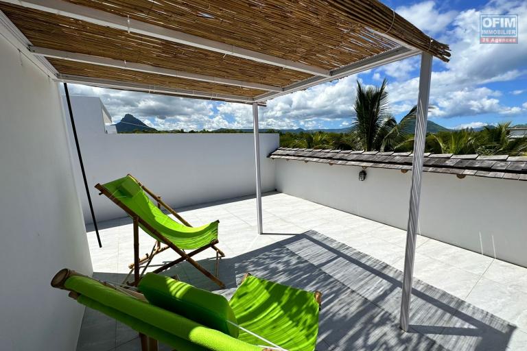 Flic En Flac à vendre triplex 4 chambres idéalement situé au calme avec piscine à 3 minutes à pieds de la plage.