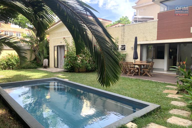 Flic en Flac à louer charmante et agréable villa 3 chambres avec piscine située dans un quartier résidentiel au calme et à 5 minutes à pieds de la plage et des commerces.