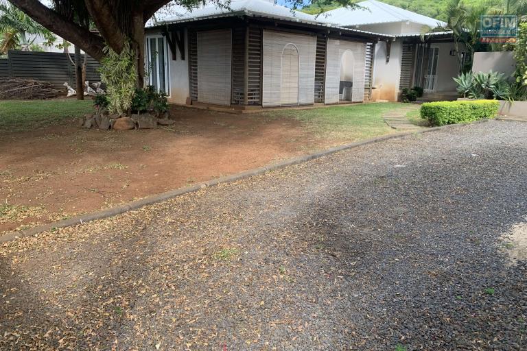 Tamarin à vendre charmante et agréable villa 3 chambres avec piscine située dans un quartier résidentiel au calme et à 5 minutes  de la plage et des commerces.