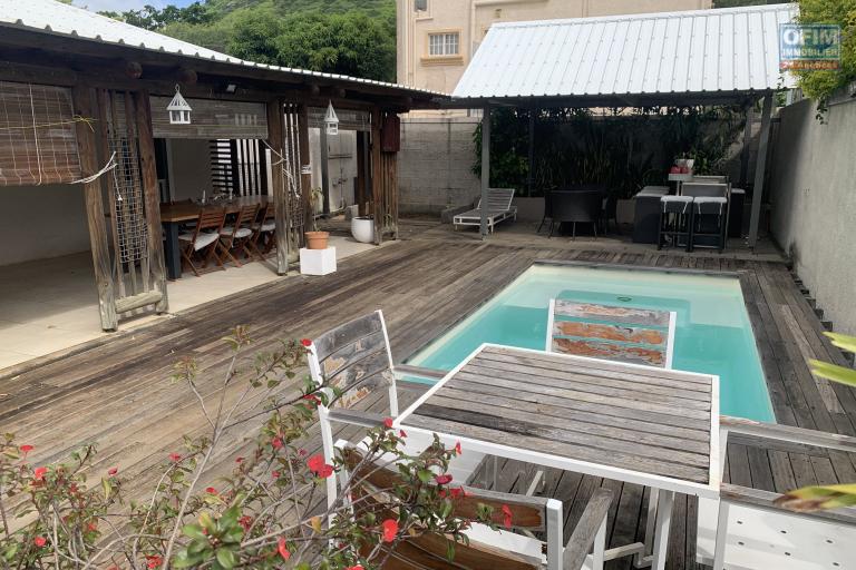 Tamarin à vendre charmante et agréable villa 3 chambres avec piscine située dans un quartier résidentiel au calme et à 5 minutes  de la plage et des commerces.