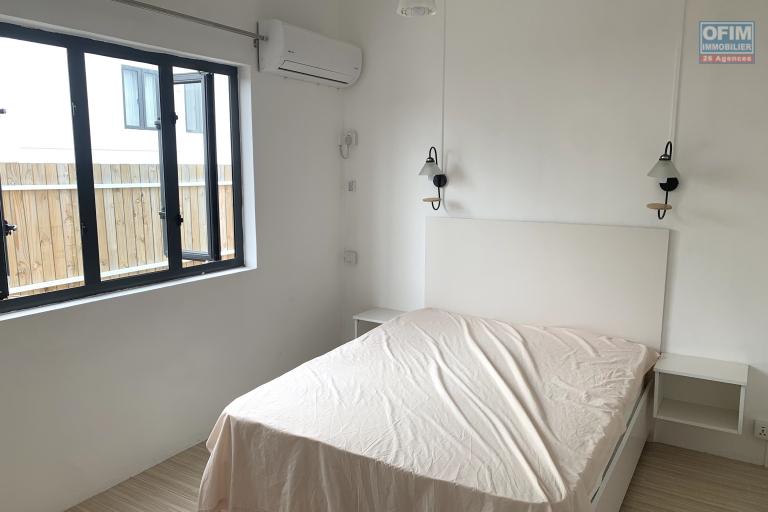 Flic en Flac à vendre récent et agréable duplex 2 chambres et 1 bureau avec piscine commune situé dans un quartier résidentiel et calme.