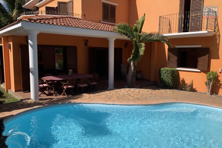 Flic En Flac a loué une splendide villa quatre chambres avec piscine et Garage au calme à 100 mètres de la plage.