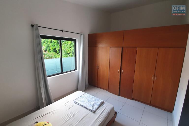 Tamarin à louer spacieuse maison semi-meublée de 4 chambres à coucher, située dans un quartier résidentiel.
