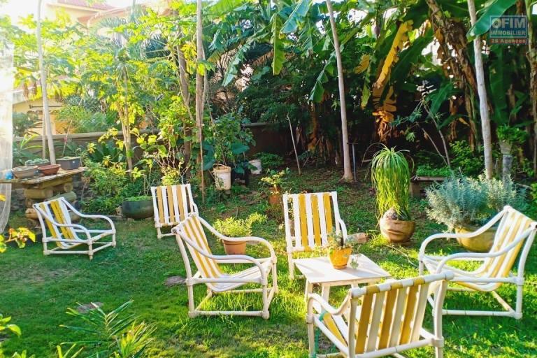 Flic en Flac à vendre villa 4 chambres située dans quartier résidentiel, calme et à 7 minutes à pieds de la plage et des commerces.