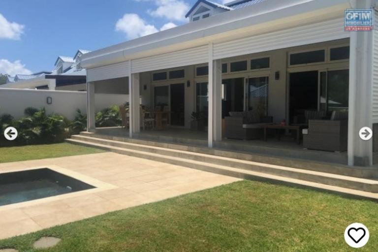 A vendre une villa villas en statut RES accessible à l’achat  aux malgaches et aux étrangers, avec obtention d’un permis de résidence permanent pour toute la famille