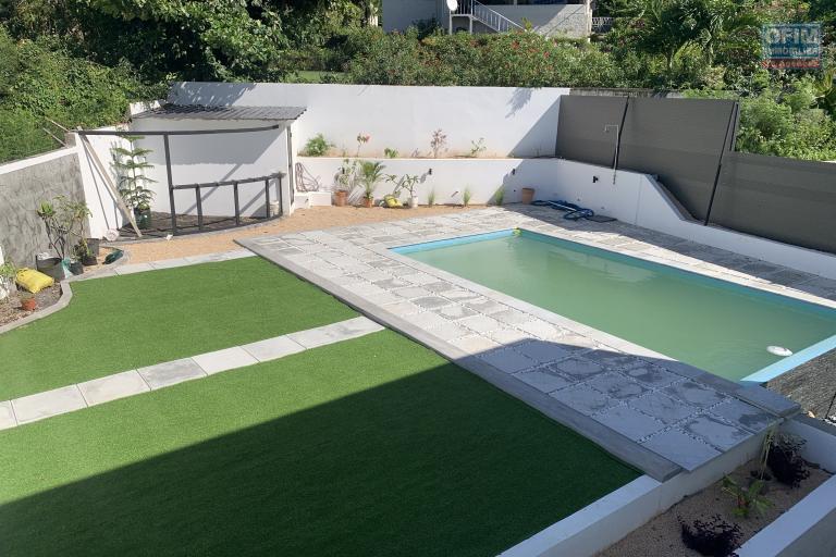 Tamarin à louer villa neuve et contemporaine 4 chambres avec piscine et vue imprenable.