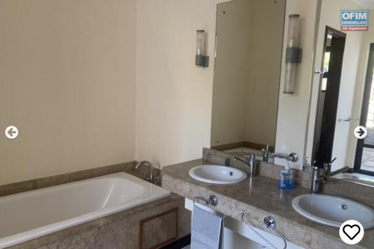 Tamarina à vendre luxueuse villa IRS 5 chambres avec piscine sur un golf à 2 pas de la plage, accessible aux Malgaches et aux étrangers.