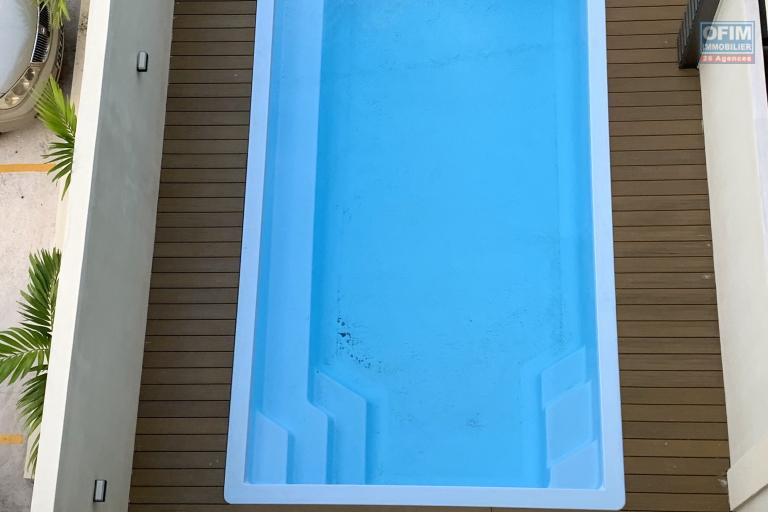 Flic En Flac à louer récent appartement, trois chambres avec piscine commune, situé au deuxième étages sans ascenseur, au calme proche plage.