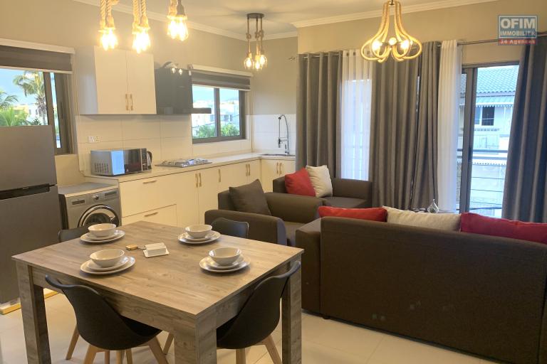 Flic En Flac à louer récent appartement, trois chambres avec piscine commune, situé au deuxième étages sans ascenseur, au calme proche plage.