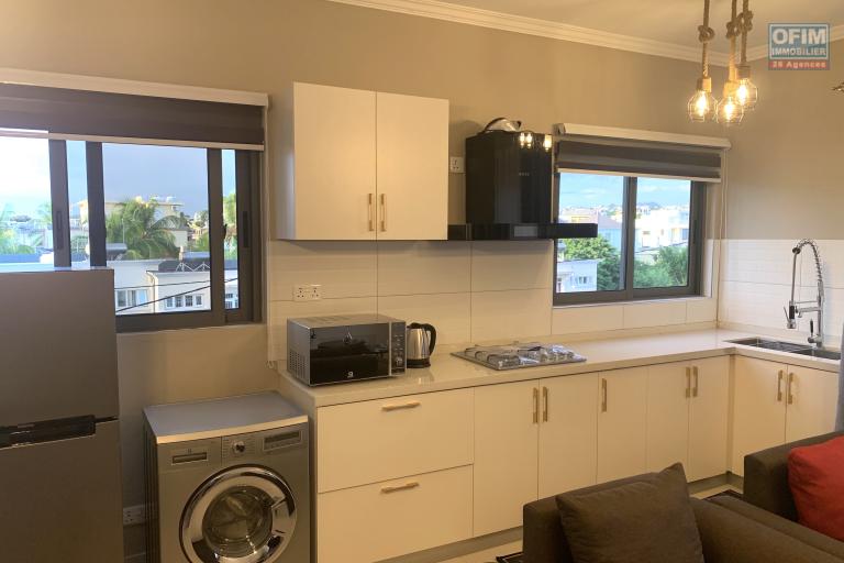 Flic En Flac à louer récent appartement, trois chambres avec piscine commune, situé au deuxième étages sans ascenseur, au calme proche plage.
