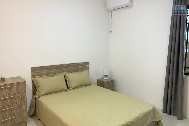 Flic En Flac à louer récent appartement, trois chambres avec piscine commune, situé au deuxième étages sans ascenseur, au calme proche plage.