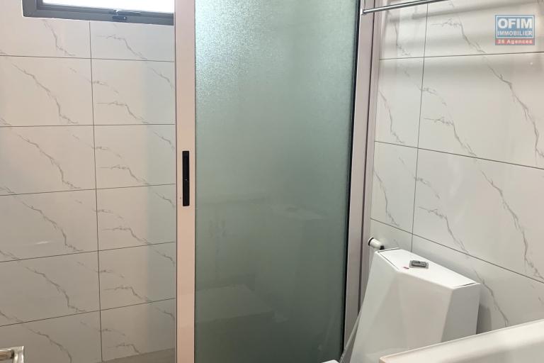 Flic En Flac à louer récent appartement, trois chambres avec piscine commune, situé au deuxième étages sans ascenseur, au calme proche plage.