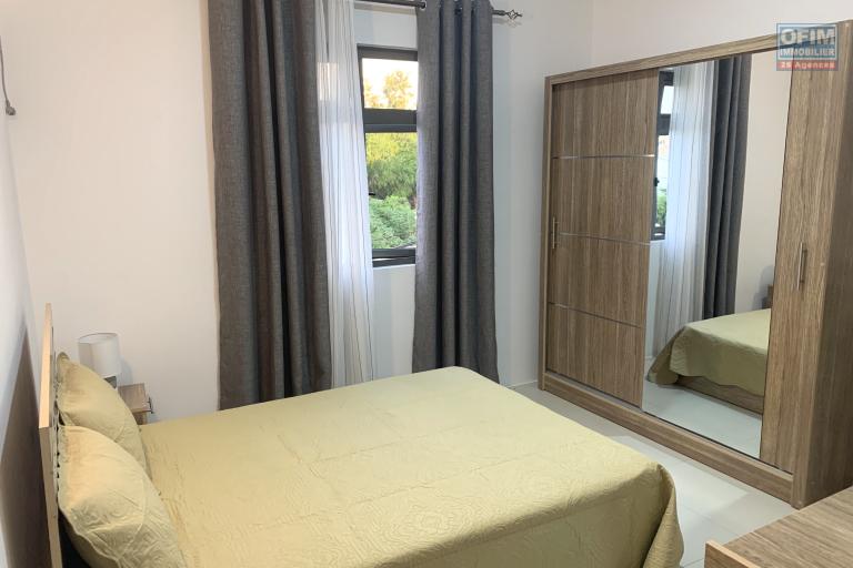 Flic En Flac à louer récent appartement, trois chambres avec piscine commune, situé au deuxième étages sans ascenseur, au calme proche plage.