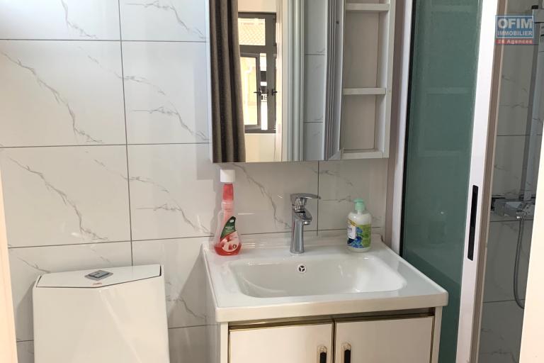Flic En Flac à louer récent appartement, trois chambres avec piscine commune, situé au deuxième étages sans ascenseur, au calme proche plage.