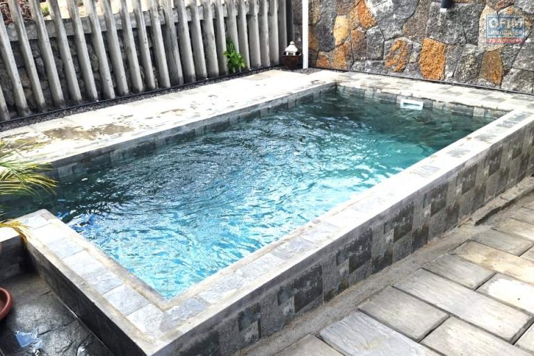 Flic En Flac à vendre triplex 4 chambres idéalement situé au calme avec piscine à 3 minutes à pieds de la plage.