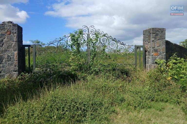 A vendre un terrain clôturé de 466 m2 à Pereybère.