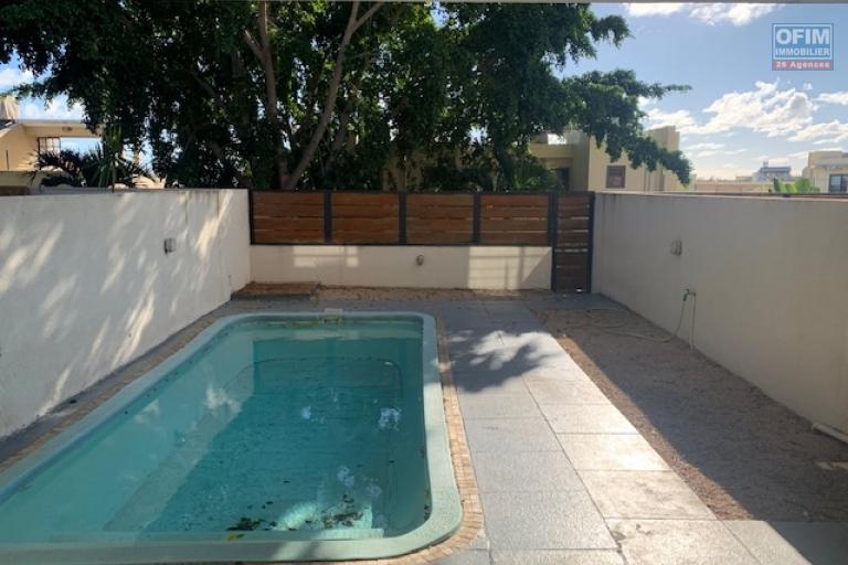 Flic en Flac à louer duplex non meublé 3 chambres avec piscine situé dans un quartier calme.