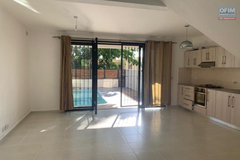 Flic en Flac à louer duplex non meublé 3 chambres avec piscine situé dans un quartier calme.