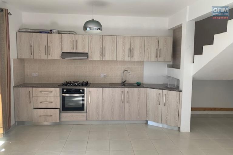 Flic en Flac à louer duplex non meublé 3 chambres avec piscine situé dans un quartier calme.