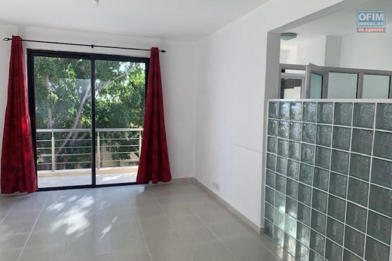 Flic en Flac à louer duplex non meublé 3 chambres avec piscine situé dans un quartier calme.