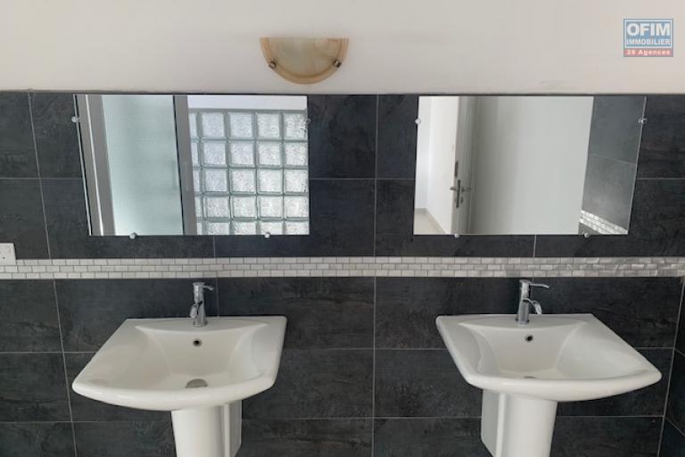 Flic en Flac à louer duplex non meublé 3 chambres avec piscine situé dans un quartier calme.