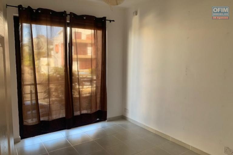 Flic en Flac à louer duplex non meublé 3 chambres avec piscine situé dans un quartier calme.