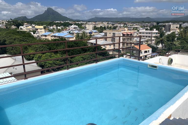 Flic En Flac for rent 3 bedroom apartment with swimming pool, gym, elevator located in a secure residence a stone's throw from the beach and shops.