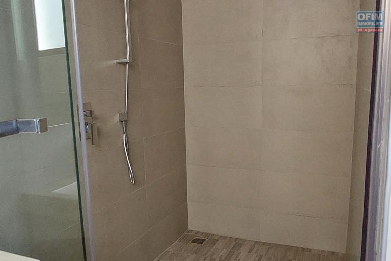Magnifique Appartement Pieds dans l'Eau à Louer - Est de l'Île