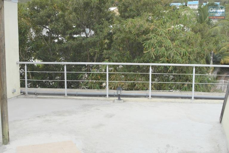  Rivière Noire à louer appartement 3 chambres duplex situé au dernier étage d’une résidence sécurisée avec piscine et vue océan.