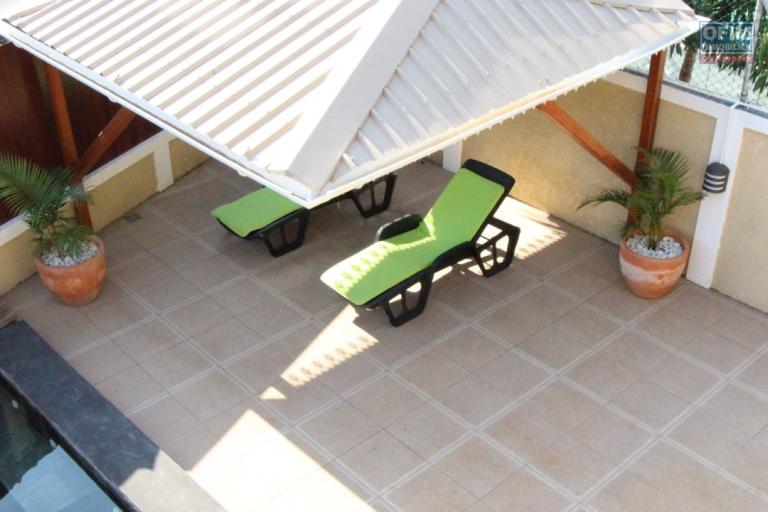 Flic en Flac à vendre villa 3 chambres avec piscines et kiosque située au cœur de la station balnéaire au calme.
