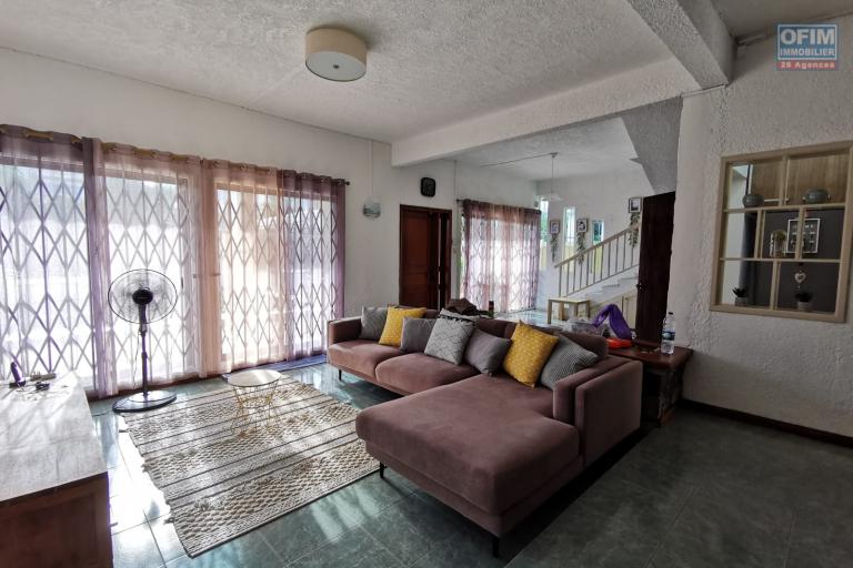 Flic en Flac à vendre villa 3 chambres avec piscines et kiosque située au cœur de la station balnéaire au calme.