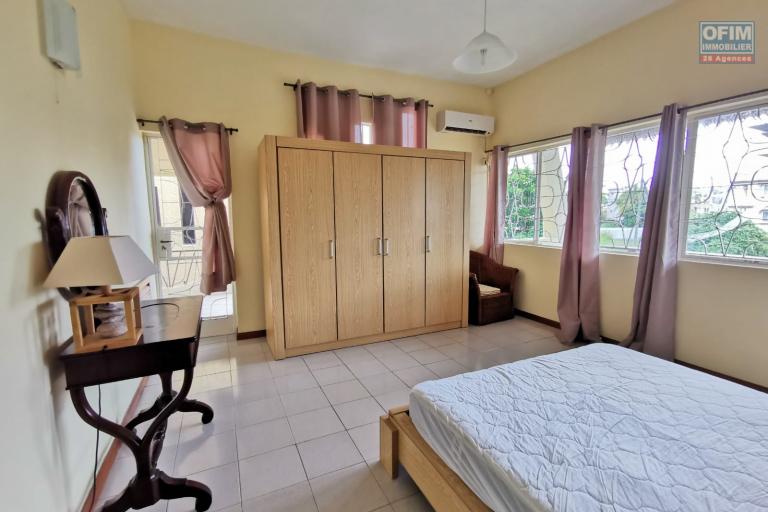 Flic en Flac à vendre villa 3 chambres avec piscines et kiosque située au cœur de la station balnéaire au calme.