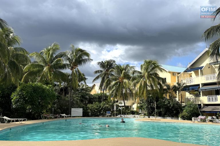 Flic en Flac à vendre Triplex 4 chambres avec piscine commune située dans une résidence sécurisée proche des commerces et de la plage au calme.