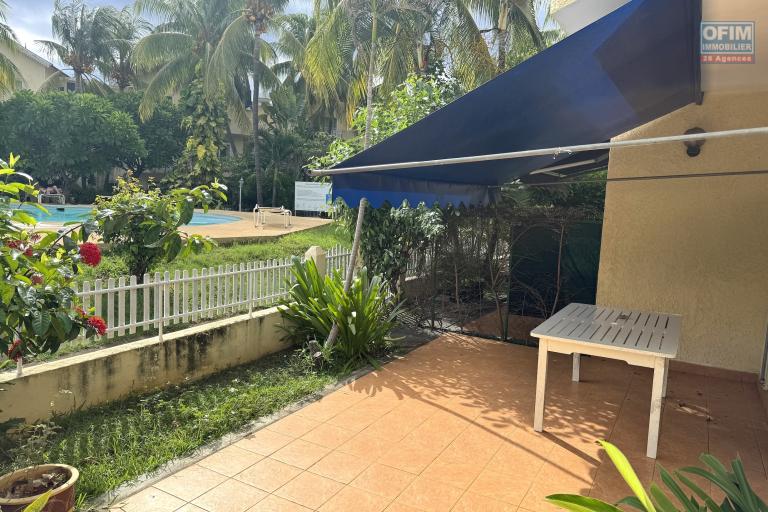  Flic en Flac à vendre Triplex 4 chambres avec piscine commune située dans une résidence sécurisée proche des commerces et de la plage au calme.