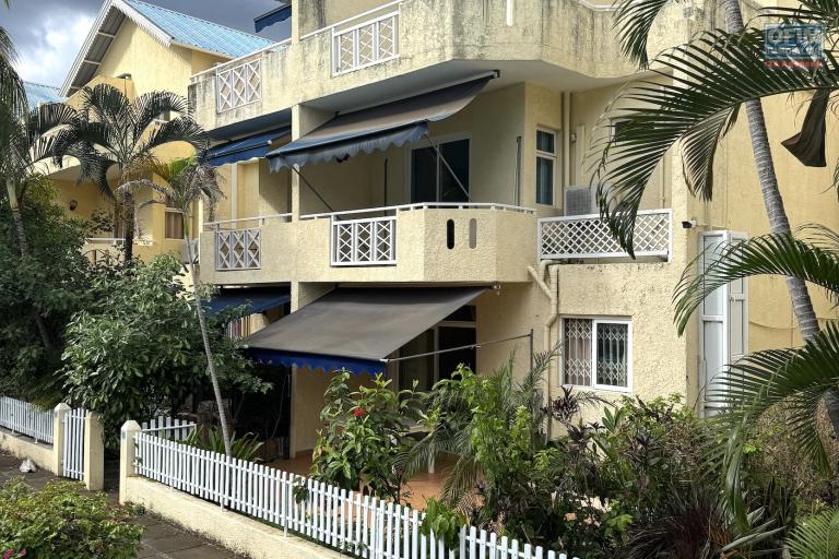  Flic en Flac à vendre Triplex 4 chambres avec piscine commune située dans une résidence sécurisée proche des commerces et de la plage au calme.