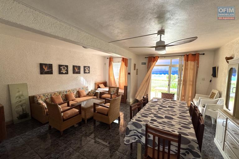  Flic en Flac à vendre Triplex 4 chambres avec piscine commune située dans une résidence sécurisée proche des commerces et de la plage au calme.