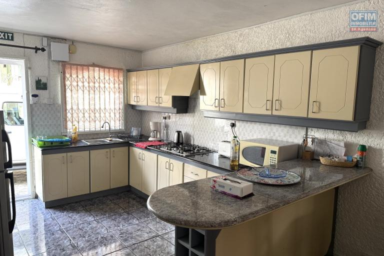  Flic en Flac à vendre Triplex 4 chambres avec piscine commune située dans une résidence sécurisée proche des commerces et de la plage au calme.