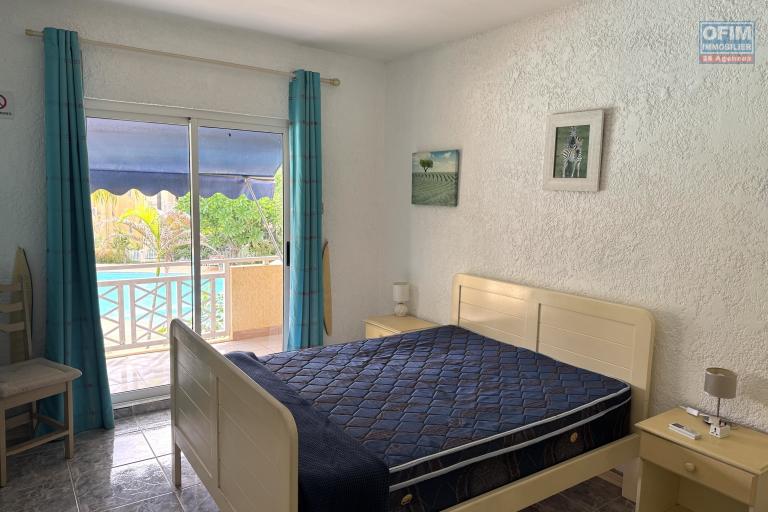  Flic en Flac à vendre Triplex 4 chambres avec piscine commune située dans une résidence sécurisée proche des commerces et de la plage au calme.