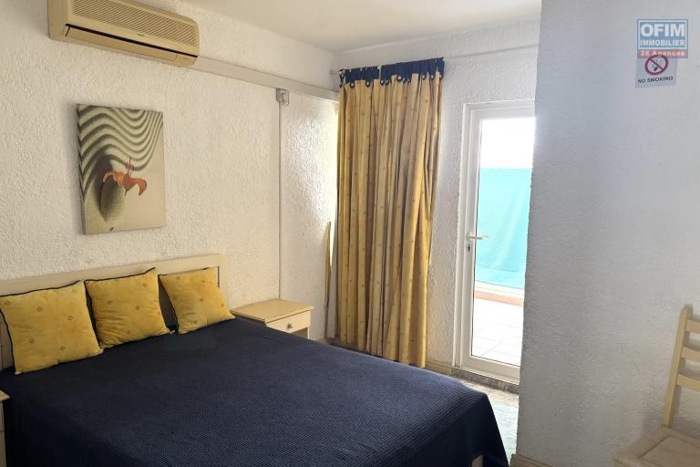  Flic en Flac à vendre Triplex 4 chambres avec piscine commune située dans une résidence sécurisée proche des commerces et de la plage au calme.