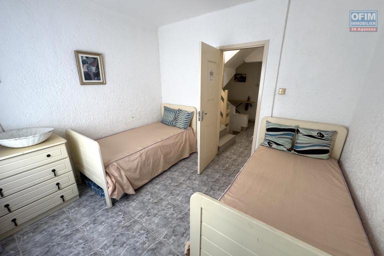  Flic en Flac à vendre Triplex 4 chambres avec piscine commune située dans une résidence sécurisée proche des commerces et de la plage au calme.