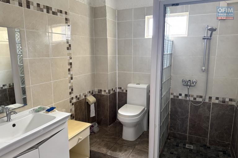  Flic en Flac à vendre Triplex 4 chambres avec piscine commune située dans une résidence sécurisée proche des commerces et de la plage au calme.
