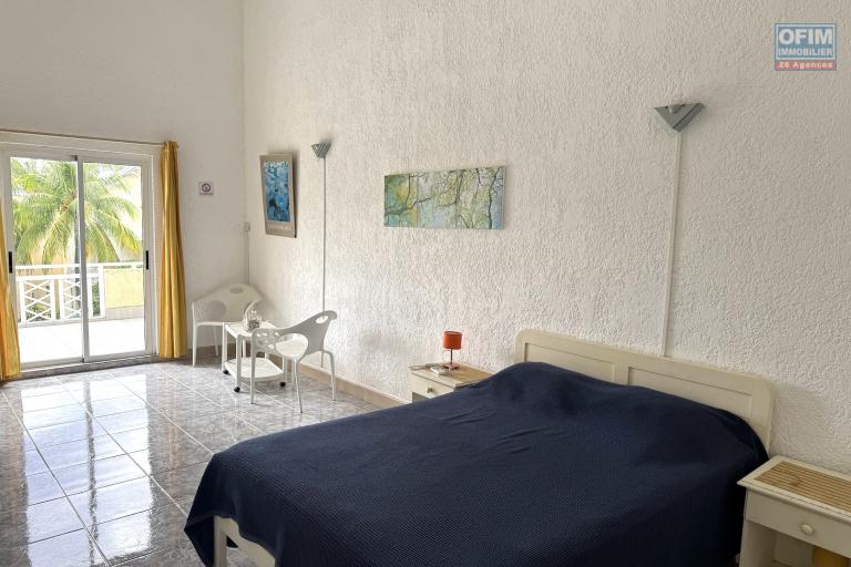  Flic en Flac à vendre Triplex 4 chambres avec piscine commune située dans une résidence sécurisée proche des commerces et de la plage au calme.