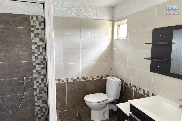  Flic en Flac à vendre Triplex 4 chambres avec piscine commune située dans une résidence sécurisée proche des commerces et de la plage au calme.