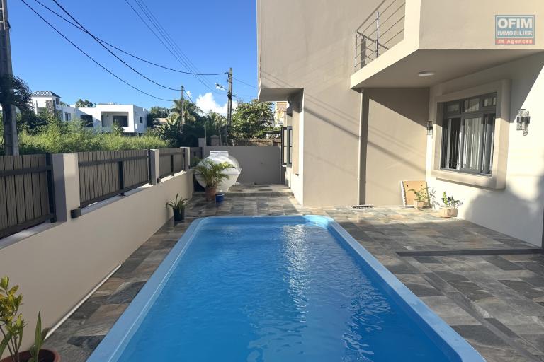 Flic en Flac à louer récent appartement 2 chambres avec piscine commune situé dans un quartier résidentiel et calme.
