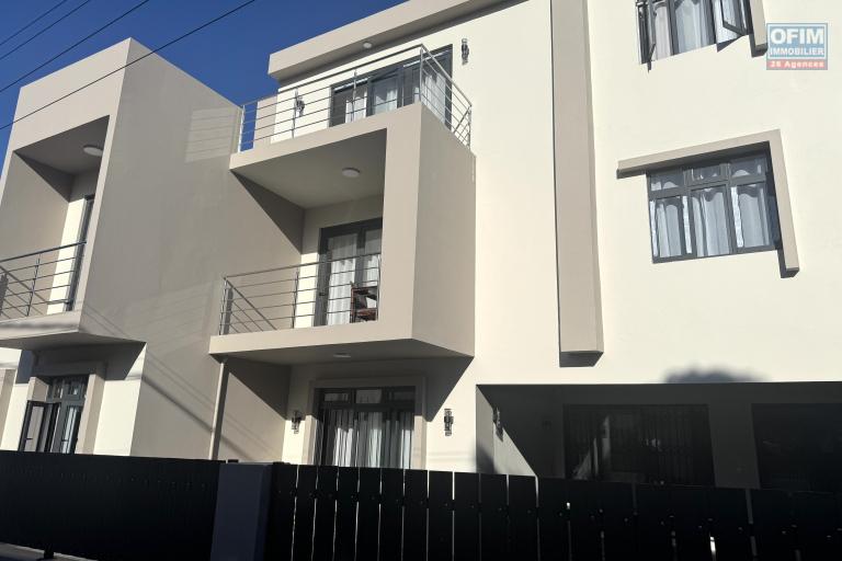 Flic en Flac à louer récent appartement 2 chambres avec piscine commune situé dans un quartier résidentiel et calme.