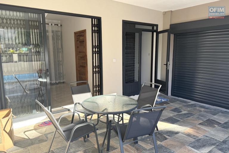 Flic en Flac à louer récent appartement 2 chambres avec piscine commune situé dans un quartier résidentiel et calme.