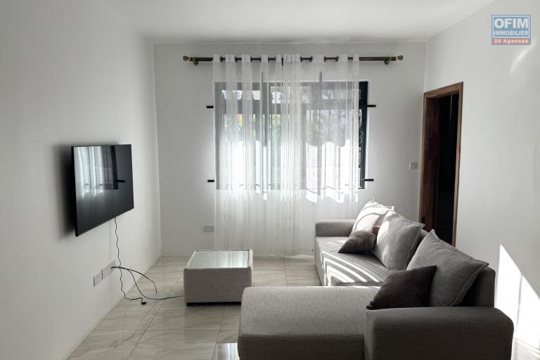 Flic en Flac à louer récent appartement 2 chambres avec piscine commune situé dans un quartier résidentiel et calme.