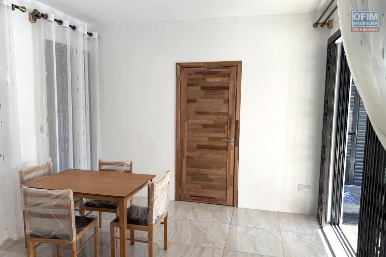 Flic en Flac à louer récent appartement 2 chambres avec piscine commune situé dans un quartier résidentiel et calme.