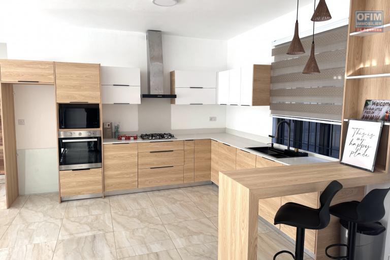 Flic en Flac à louer récent appartement 2 chambres avec piscine commune situé dans un quartier résidentiel et calme.